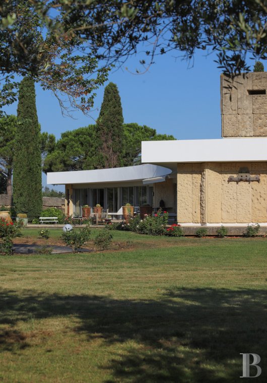 Proche de Nîmes et au cœur d’un domaine arboricole une villa conçue et réalisée par un architecte moderniste  - photo  n°3